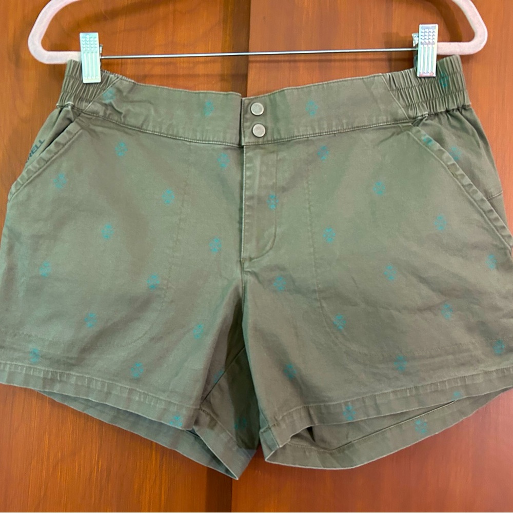 Merrell olive shorts with pattern